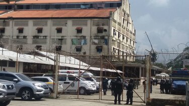 Dos reclusos mueren en una reyerta en la cárcel de Colón