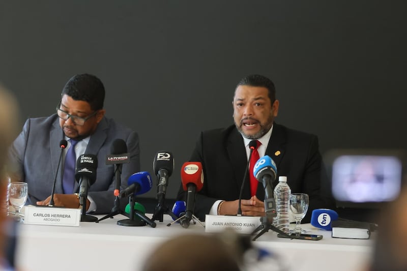 Contralor Anel Flores no acude a conferencia y abogados confirman denuncia en su contra