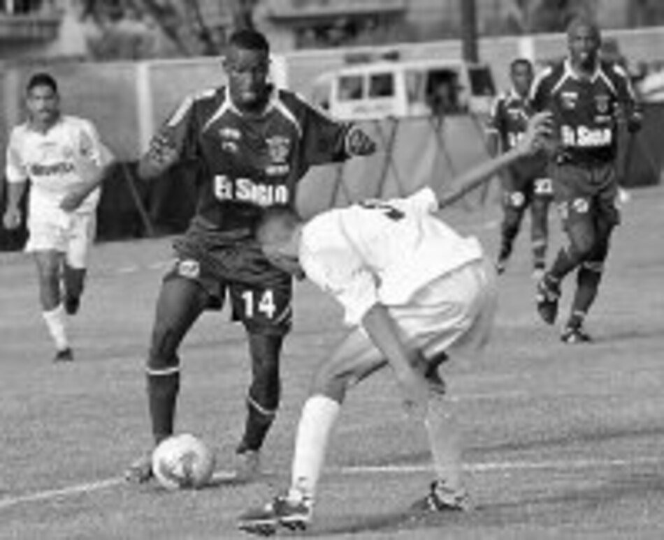 Orlando Rodríguez anota de penal gol del Fas