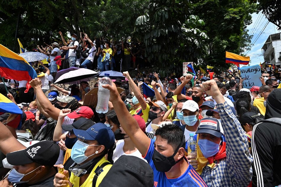 Masivas protestas por cuarto día consecutivo contra reforma tributaria en Colombia