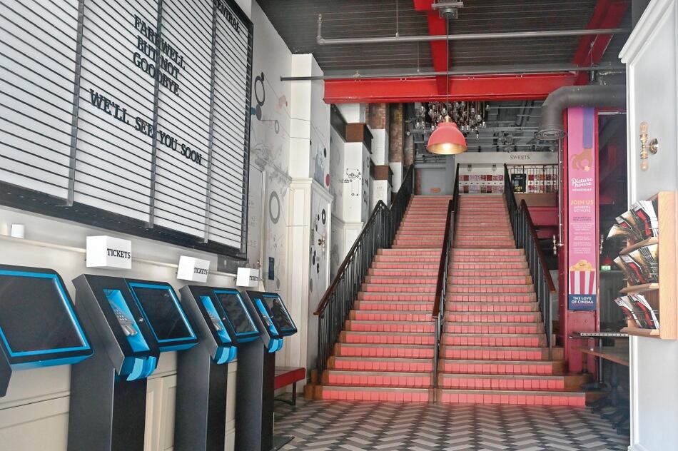 Con la reapertura de los cines, Hollywood ensaya su futuro