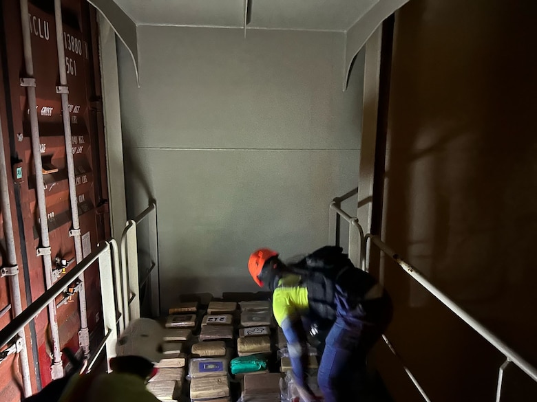 Incautan más de una tonelada de presunta droga en buque en tránsito por Panamá