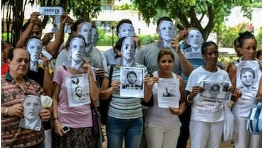 Arrestan a 90 opositores cubanos que protestaban con máscaras de Obama