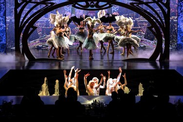 Cabaret Lido de París se despide de famoso espectáculo