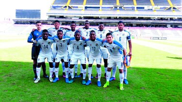 Panamá gana y avanza en el Premundial