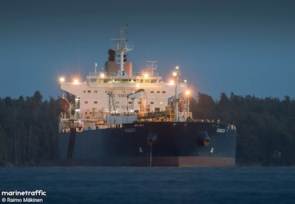 Finlandia bloquea el barco sospechoso de dañar cables en el Báltico