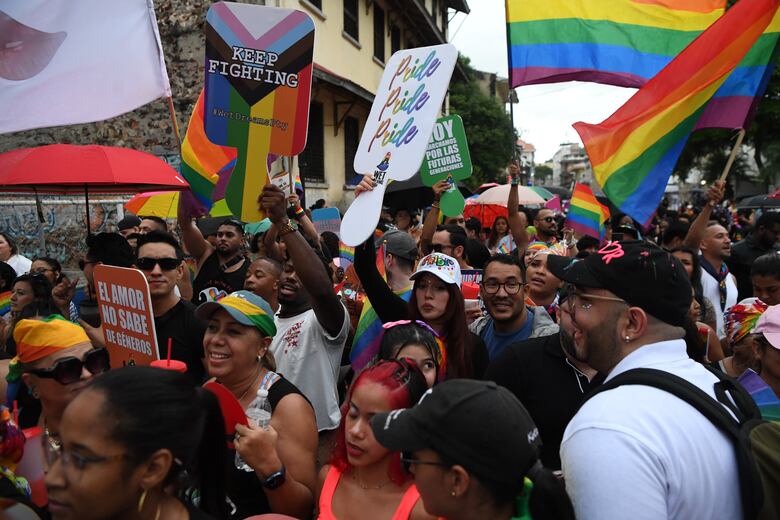 Colores, consignas y arte en la Marcha del Orgullo 2025  