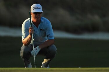 Hoffman amplía ventaja en Bahamas; Woods se rezaga