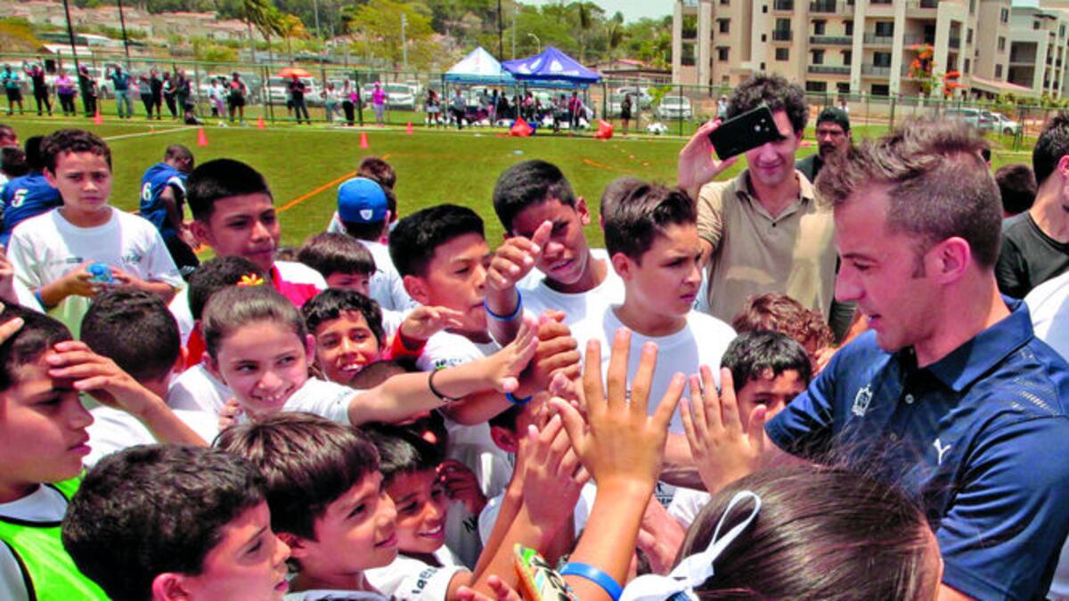 Alessandro Del Piero se despide saludando a los niños después de una primera faena, ante un sol inclemente.