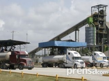 Bomberos intentan sofocar fuego en instalaciones de Chevron-Texaco