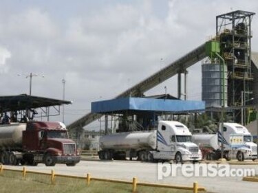 Bomberos intentan sofocar fuego en instalaciones de Chevron-Texaco