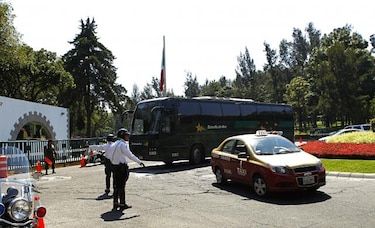 Peña Nieto recibe por primera vez a familias de los 43 estudiantes desaparecidos