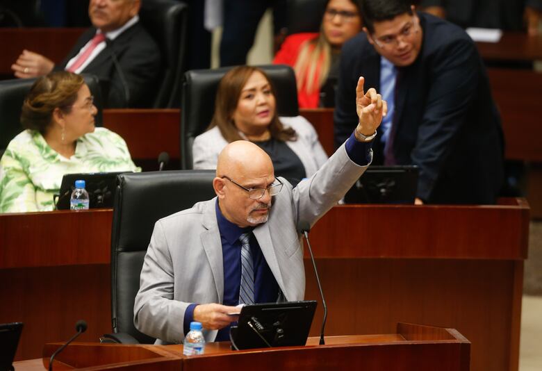 Primer reclamo de RM por las comisiones legislativas; Asamblea aplaza las reuniones