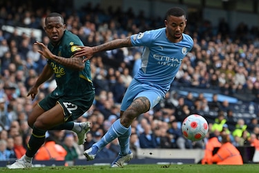 Con cuatro goles de Gabriel Jesús, Manchester City supera al Watford y pone presión sobre el Liverpool