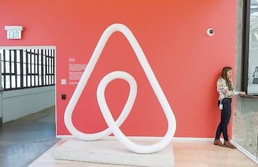 CEO de Airbnb no descarta cotizar este año en la bolsa