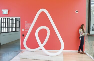 CEO de Airbnb no descarta cotizar este año en la bolsa