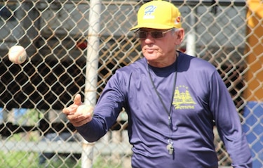 Israel Delgado, técnico de Herrera, es seleccionado como Director del Año del béisbol juvenil
