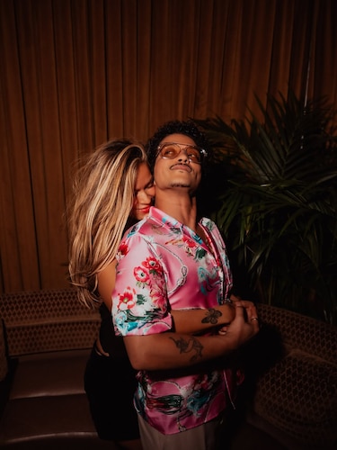 Romance o estrategia: Karol G y Bruno Mars encienden las redes sociales