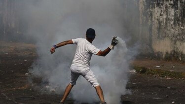 'O abren o abrimos', gritan manifestantes que claman por la ayuda humanitaria