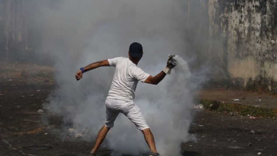 'O abren o abrimos', gritan manifestantes que claman por la ayuda humanitaria
