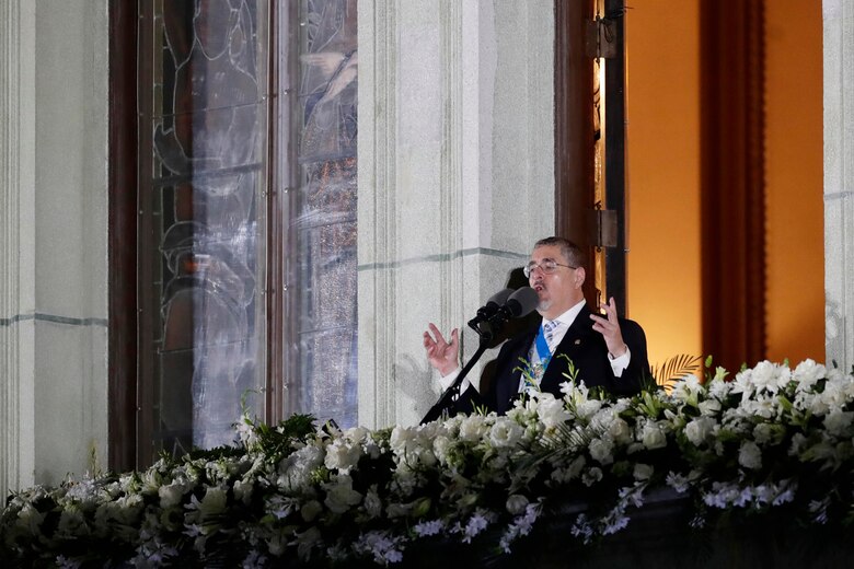 Arévalo realiza visitas a la iglesia y al Ejército en su primer día como presidente