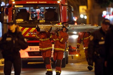 Ocho muertos en incendio de edificio en la capital francesa