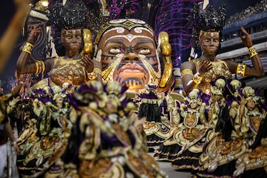São Paulo le da su pistoletazo al carnaval con desfiles de samba y comparsas callejeras