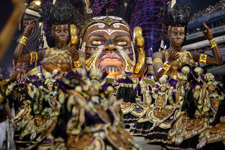 São Paulo le da su pistoletazo al carnaval con desfiles de samba y comparsas callejeras