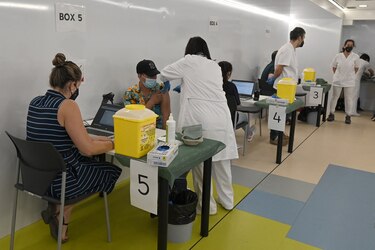 España se dispone a vacunar a los más jóvenes para frenar la nueva ola de la Covid-19