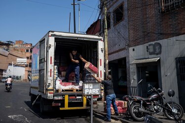 Un maestro venezolano necesita 29 veces su salario para alimentar a una familia