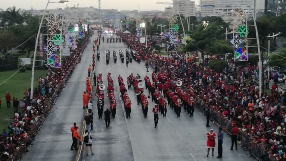 Cientos disfrutaron del desfile Brilla la Navidad en la cinta costera