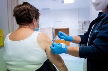 Un estudio sugiere que la vacuna contra la gripe reduce un 40% el riesgo de padecer Alzheimer