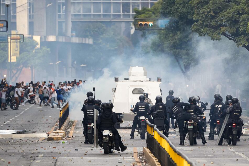 Reportan varios muertos, decenas de heridos y saqueos en medio de las protestas en Venezuela