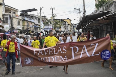 Marcha por la paz en una favela de Río azotada por los tiroteos