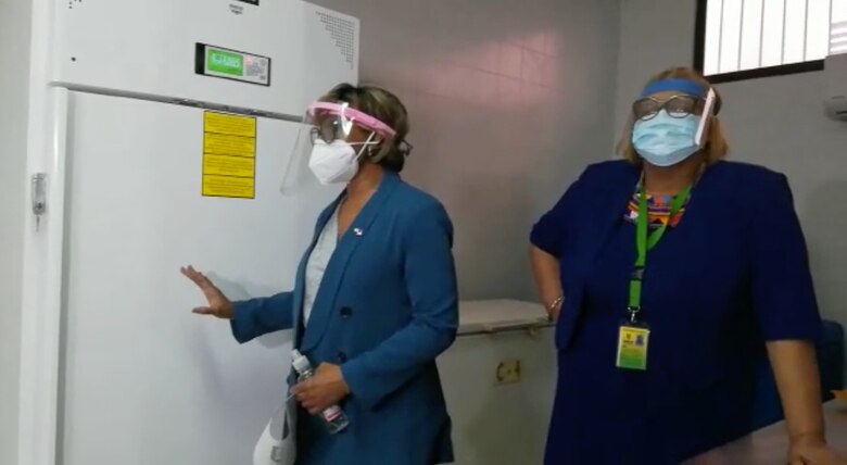 Instalan el primero de los cuatro congeladores para la vacuna contra la Covid-19