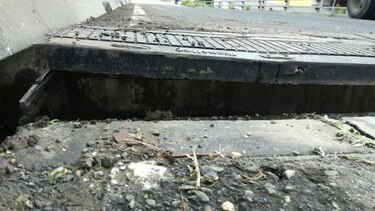 Choque daña una de las vigas del puente vehicular de Villa Lucre