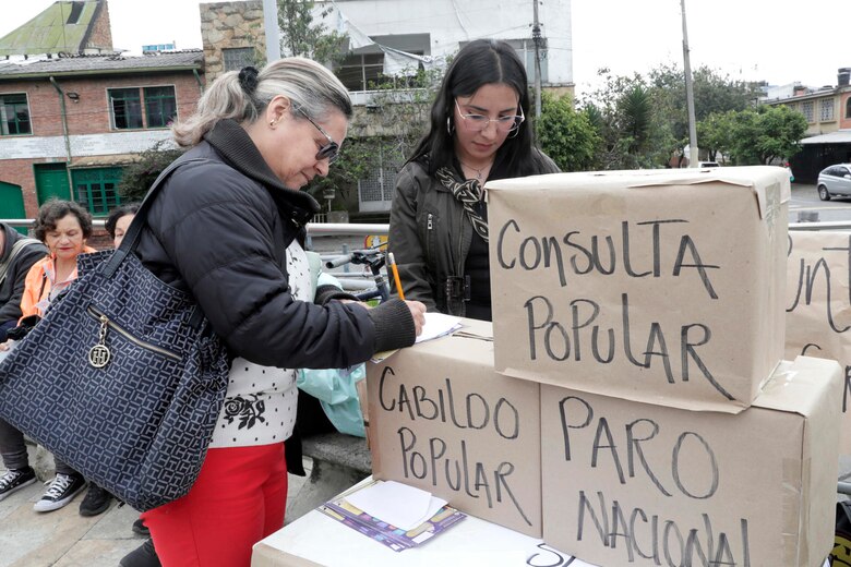 Con plantones en Bogotá expresan apoyo a la nueva consulta popular del presidente Gustavo Petro