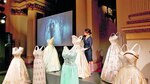 Exhiben vestidos de reina Isabel II