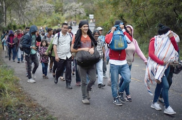 Migrantes hondureños se acercan a México con la esperanza de llegar a EU 