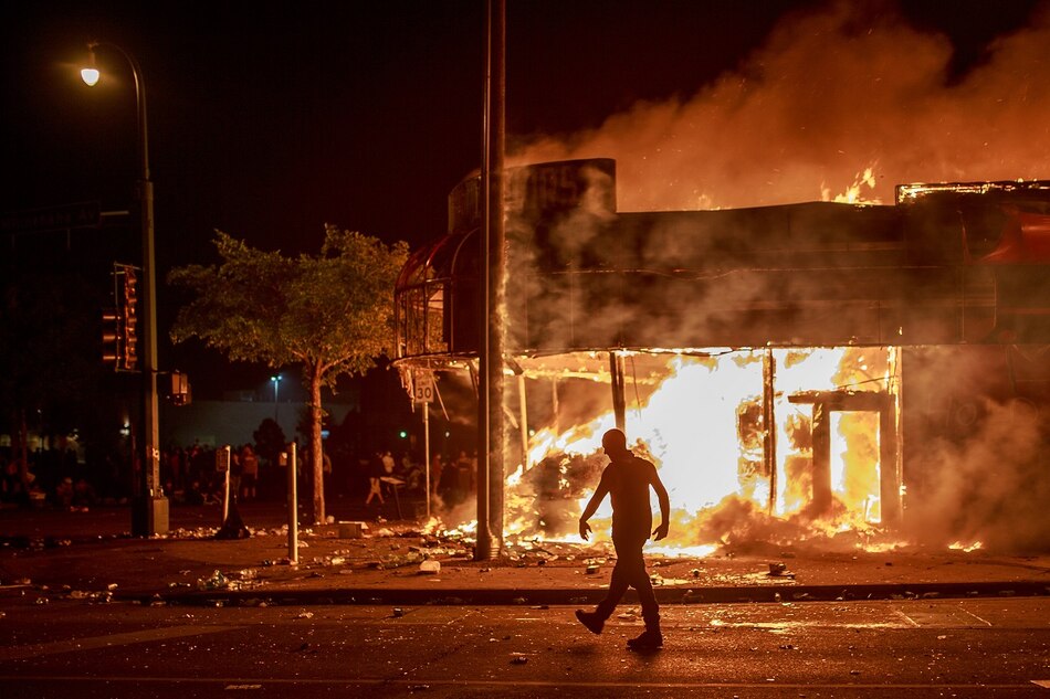 Incendian comisaría y locales comerciales durante protestas por la muerte de un afroamericano a manos de la policía en Estados Unidos