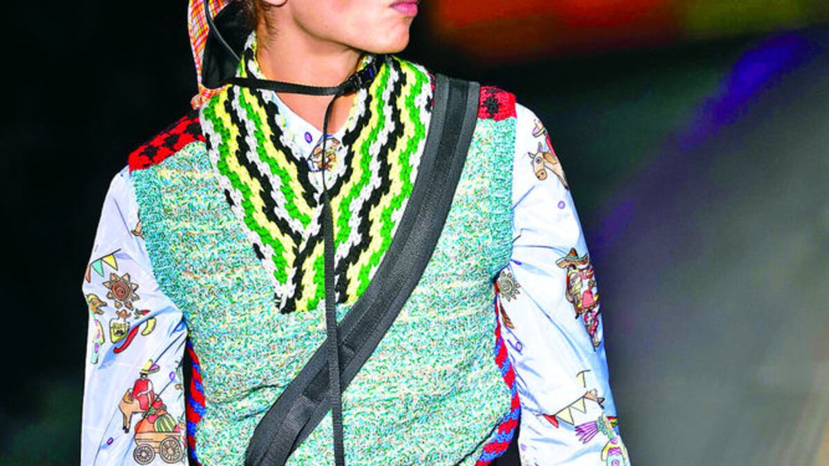 Prada presentó a hombres y mujeres con mochilas.