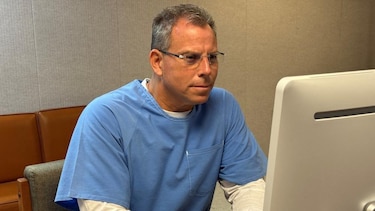 Niegan la libertad condicional a Erik Menéndez, condenado en California junto a su hermano por el asesinato de sus padres en 1989