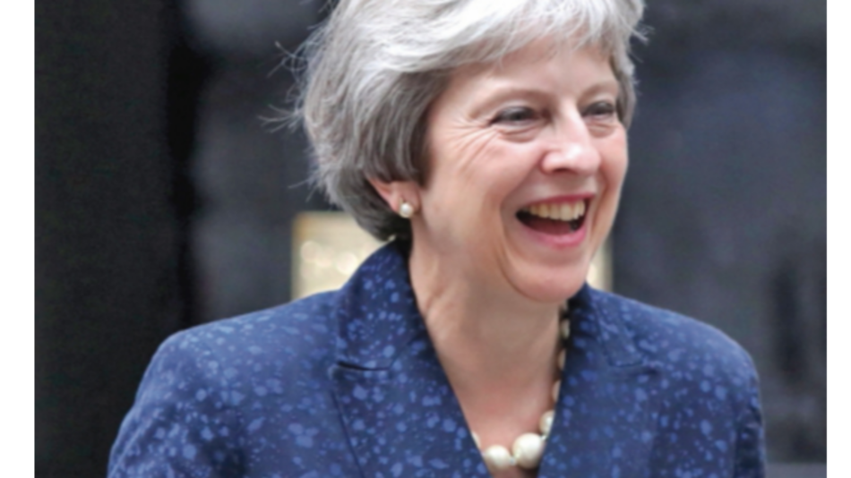 Plan de May para ‘brexit’ dinamita su gobierno