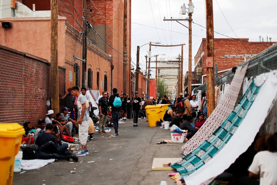 Hasta 12,000 migrantes esperan en México para cruzar a El Paso, dice alcalde