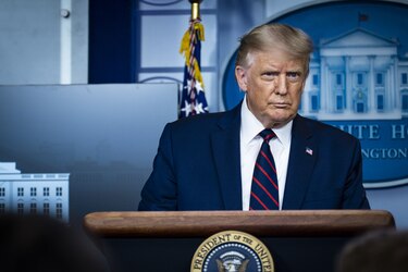 Trump anuncia autorización de tratamiento con plasma por Covid-19