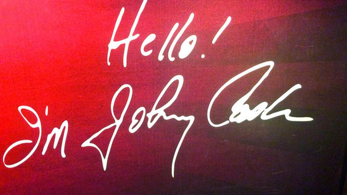 La clásica frase con la que Johnny Cash daba inicio a sus presentaciones está plasmada en la entrada de este centro cultural.