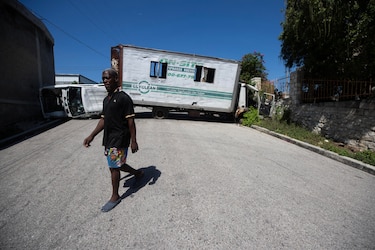 Vecinos bloquean las calles en Puerto Príncipe para protegerse y evitar la entrada de bandas