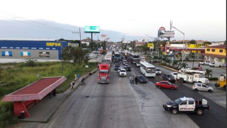 Camión cargado de combustible se accidenta y cierran la carretera Interamericana