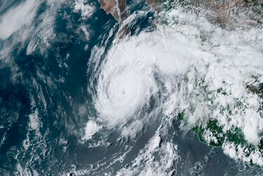 Huracán Genevieve pierde fuerza en su recorrido por el pacífico mexicano
