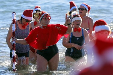 Tradicional baño navideño de Valras, al sur de Francia